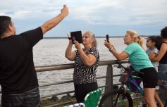 Foto de la galería: Vecinos y turistas disfrutaron del desfile de embarcaciones iluminadas en la Costanera 