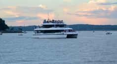 Foto de la galería: Vecinos y turistas disfrutaron del desfile de embarcaciones iluminadas en la Costanera 