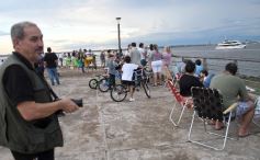 Foto de la galería: Vecinos y turistas disfrutaron del desfile de embarcaciones iluminadas en la Costanera 