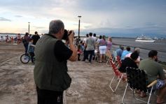 Foto de la galería: Vecinos y turistas disfrutaron del desfile de embarcaciones iluminadas en la Costanera 