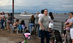 Foto de la galería: Vecinos y turistas disfrutaron del desfile de embarcaciones iluminadas en la Costanera 