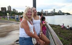 Foto de la galería: Vecinos y turistas disfrutaron del desfile de embarcaciones iluminadas en la Costanera 