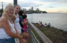 Foto de la galería: Vecinos y turistas disfrutaron del desfile de embarcaciones iluminadas en la Costanera 