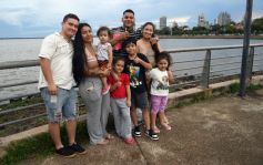 Foto de la galería: Vecinos y turistas disfrutaron del desfile de embarcaciones iluminadas en la Costanera 