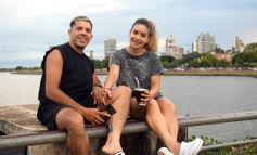 Foto de la galería: Vecinos y turistas disfrutaron del desfile de embarcaciones iluminadas en la Costanera 