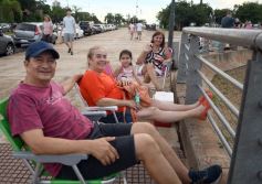Foto de la galería: Vecinos y turistas disfrutaron del desfile de embarcaciones iluminadas en la Costanera 
