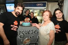 Foto de la galería: La tradicional hamburguesería "La Esquina" cumplió 40 años y la familia Rovetta celebró con clientes y amigos