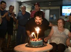 Foto de la galería: La tradicional hamburguesería "La Esquina" cumplió 40 años y la familia Rovetta celebró con clientes y amigos