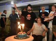 Foto de la galería: La tradicional hamburguesería "La Esquina" cumplió 40 años y la familia Rovetta celebró con clientes y amigos