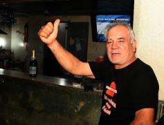 Foto de la galería: La tradicional hamburguesería "La Esquina" cumplió 40 años y la familia Rovetta celebró con clientes y amigos