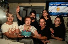 Foto de la galería: La tradicional hamburguesería "La Esquina" cumplió 40 años y la familia Rovetta celebró con clientes y amigos
