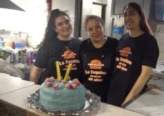 Foto de la galería: La tradicional hamburguesería "La Esquina" cumplió 40 años y la familia Rovetta celebró con clientes y amigos