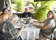 Foto de la galería: Turistas y posadeños disfrutan de la gastronomía en la ciudad y del balneario El Brete