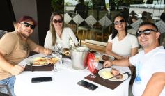 Foto de la galería: Turistas y posadeños disfrutan de la gastronomía en la ciudad y del balneario El Brete
