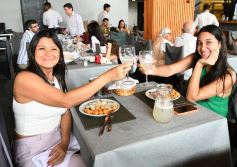 Foto de la galería: Turistas y posadeños disfrutan de la gastronomía en la ciudad y del balneario El Brete