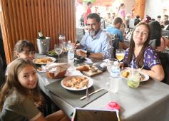 Foto de la galería: Turistas y posadeños disfrutan de la gastronomía en la ciudad y del balneario El Brete