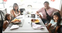 Foto de la galería: Turistas y posadeños disfrutan de la gastronomía en la ciudad y del balneario El Brete