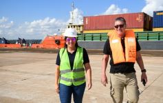 Foto de la galería: Recibimiento en el Puerto de Posadas, llegada del convoy que marca el crecimiento que se consolida 