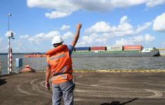 Foto de la galería: Recibimiento en el Puerto de Posadas, llegada del convoy que marca el crecimiento que se consolida 