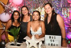 Foto de la galería: Los soñados 15 años de Uma: feliz celebró rodeada de amigos y familiares