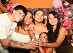 Foto de la galería: Los soñados 15 años de Uma: feliz celebró rodeada de amigos y familiares