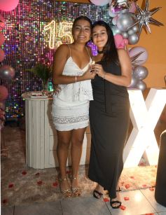 Foto de la galería: Los soñados 15 años de Uma: feliz celebró rodeada de amigos y familiares