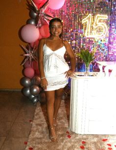 Foto de la galería: Los soñados 15 años de Uma: feliz celebró rodeada de amigos y familiares