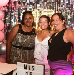 Foto de la galería: Los soñados 15 años de Uma: feliz celebró rodeada de amigos y familiares