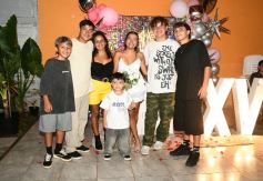 Foto de la galería: Los soñados 15 años de Uma: feliz celebró rodeada de amigos y familiares