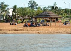 Foto de la galería: El verano se disfruta a pleno en las playas y el camping de la capital provincial  