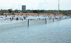 Foto de la galería: El verano se disfruta a pleno en las playas y el camping de la capital provincial  