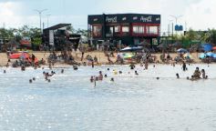 Foto de la galería: El verano se disfruta a pleno en las playas y el camping de la capital provincial  