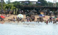 Foto de la galería: El verano se disfruta a pleno en las playas y el camping de la capital provincial  