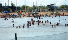 Foto de la galería: El verano se disfruta a pleno en las playas y el camping de la capital provincial  