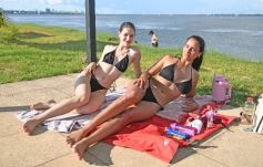 Foto de la galería: El verano se disfruta a pleno en las playas y el camping de la capital provincial  