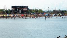 Foto de la galería: El verano se disfruta a pleno en las playas y el camping de la capital provincial  