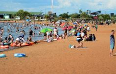Foto de la galería: El verano se disfruta a pleno en las playas y el camping de la capital provincial  