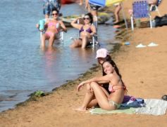 Foto de la galería: El verano se disfruta a pleno en las playas y el camping de la capital provincial  