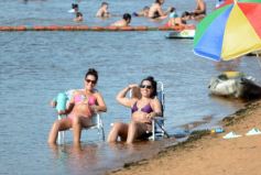 Foto de la galería: El verano se disfruta a pleno en las playas y el camping de la capital provincial  
