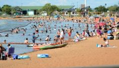 Foto de la galería: El verano se disfruta a pleno en las playas y el camping de la capital provincial  