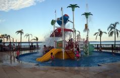 Foto de la galería: El verano se disfruta a pleno en las playas y el camping de la capital provincial  