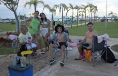 Foto de la galería: El verano se disfruta a pleno en las playas y el camping de la capital provincial  