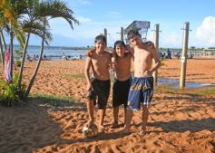 Foto de la galería: El verano se disfruta a pleno en las playas y el camping de la capital provincial  