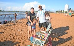 Foto de la galería: El verano se disfruta a pleno en las playas y el camping de la capital provincial  