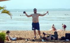 Foto de la galería: El verano se disfruta a pleno en las playas y el camping de la capital provincial  