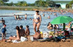 Foto de la galería: El verano se disfruta a pleno en las playas y el camping de la capital provincial  