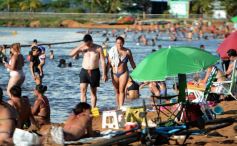 Foto de la galería: El verano se disfruta a pleno en las playas y el camping de la capital provincial  