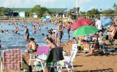 Foto de la galería: El verano se disfruta a pleno en las playas y el camping de la capital provincial  