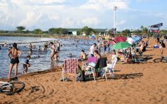 Foto de la galería: El verano se disfruta a pleno en las playas y el camping de la capital provincial  
