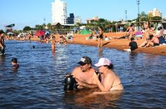 Foto de la galería: El verano se disfruta a pleno en las playas y el camping de la capital provincial  